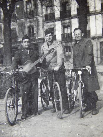 Départ sur le Mail de Rennes. D. Moralès, D. X, et Guillaume Le Quéré jr en 1945.