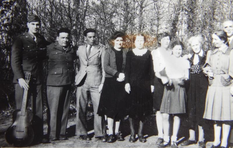 un groupe de protestants à Rennes début 1945, avec les deux évangélistes américains.