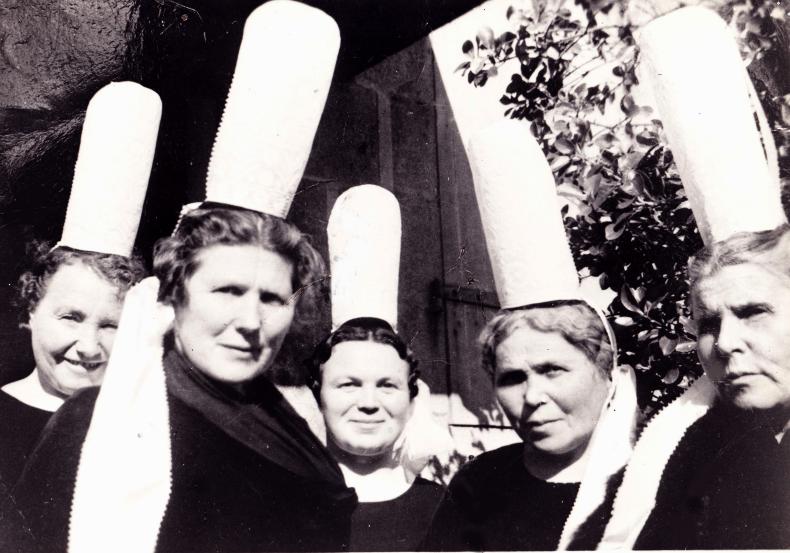 Cinq Bigoudènes de l'Église réformée du Sud-Finistère à la fin des années 1960. De la droite vers la gauche, mesdames Biger, Gloannec, Béchénnec, ainsi que, sans doute, "Tante Félicie" et Mme Bodéré. 